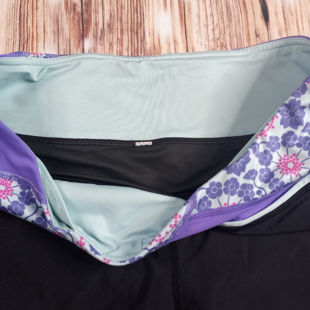 LULULEMON GROOVY RUN FLORAL SHORT BLACK/ QUILT/ POWER PURPLE, SIZE 6 - Picture 7 of 13